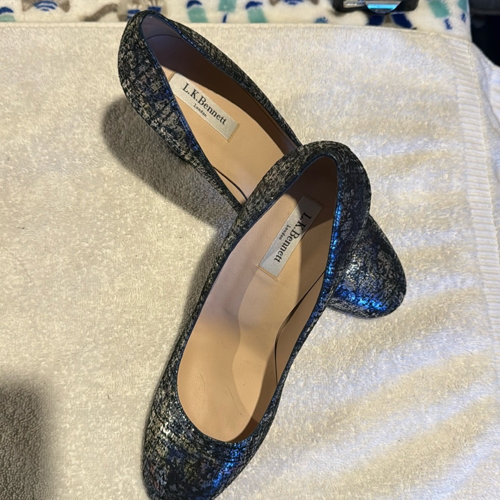 LK Bennett silver/blue metallic print heels Size 40 N w/o Tags Round Toe